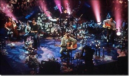 Les concerts unplugged marque le grand retour de la guitare folk. Sur la photo : Nirvana MTV Unplugged (1993) - Photo MTV