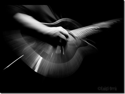 Les gammes à la guitare - Photo de Luigi Orrù