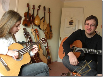 Les cours de guitare avec un prof partculier sont efficaces mais coûtent chers - Photo de andybullock77